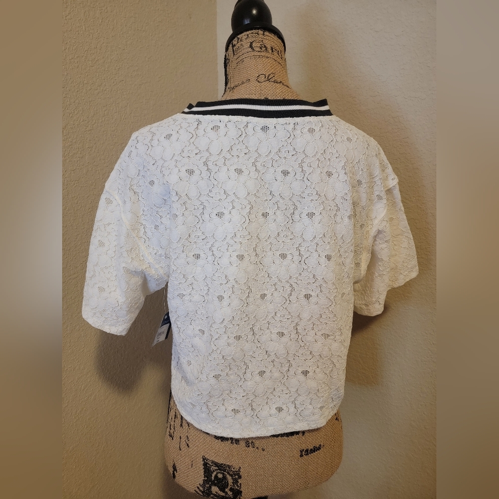 (NWT) Arizona Jean Company White Lace Crop Top with Black Graphic 98 - Picture 2 of 2